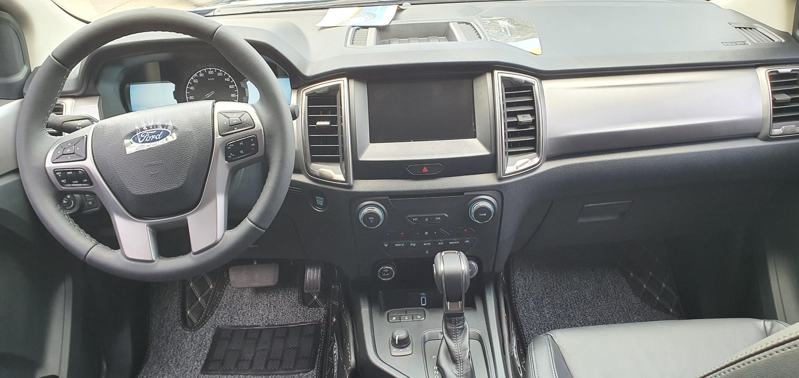 So sánh nội thất Ford Ranger và Chevrolet Colorado - Blog Xe Hơi Carmudi