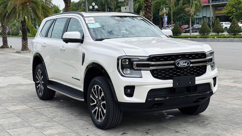 ban-xe-ford-everest-platinum-mau-trang