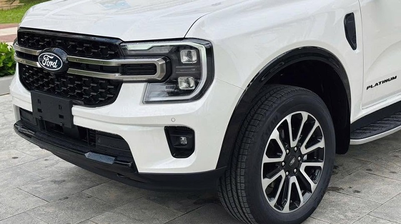 banh-xe-ford-everest-platinum-4x2-mau-trang