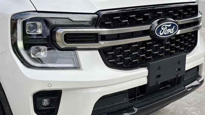 dan-xe-ford-everest-platinum-4x2-mau-trang