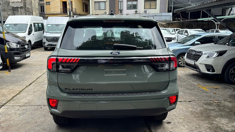 duoi-ngoai-that-ford-everest-platinum-moi-mau-xanh
