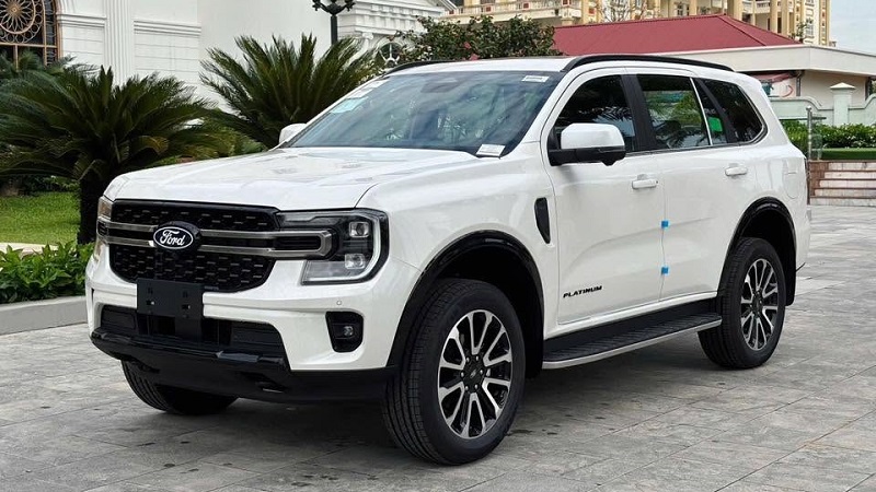 ford-everest-platinum-4x2-moi-mau-trang