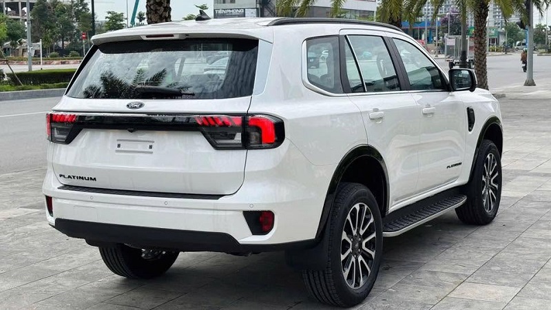 gia-lan-banh-xe-ford-everest-mau-trang