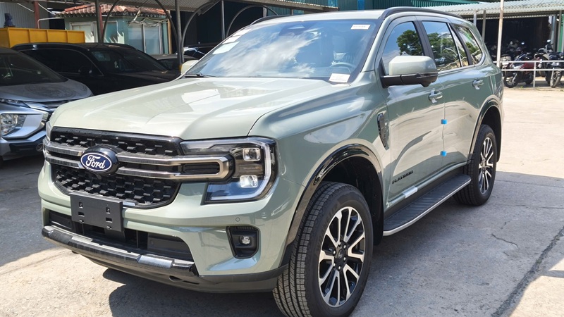 gia-xe-ford-everest-platinum-4-x-4-