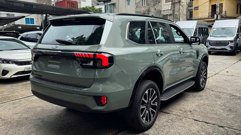 gia-xe-ford-everest-platinum-moi-mau-xanh
