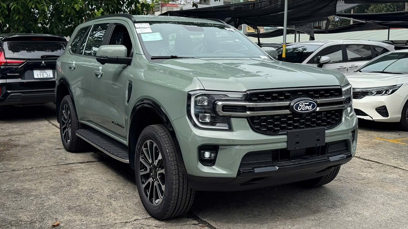 ngoai-that-ford-everest-platinum-moi-mau-xanh (1)