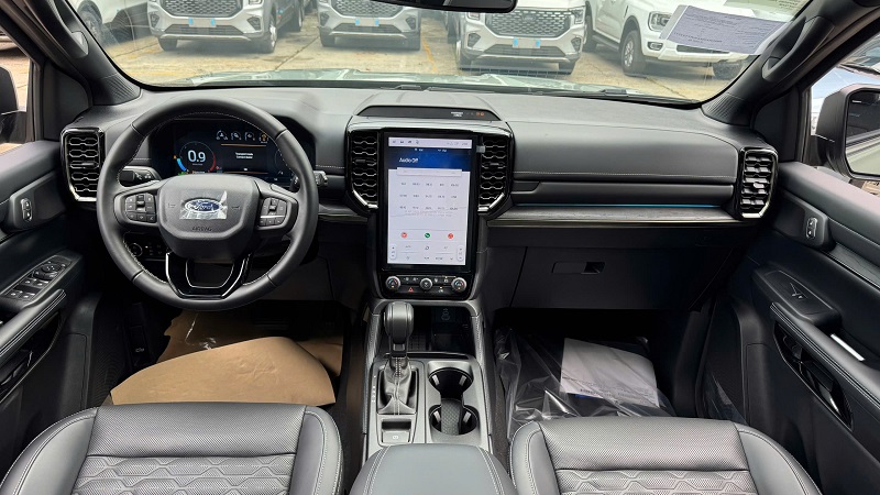 noi-that-ford-everest-platinum-moi