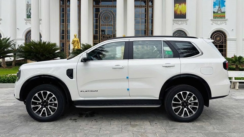 than-xe-ford-everest-platimum-4x2-mau-trang